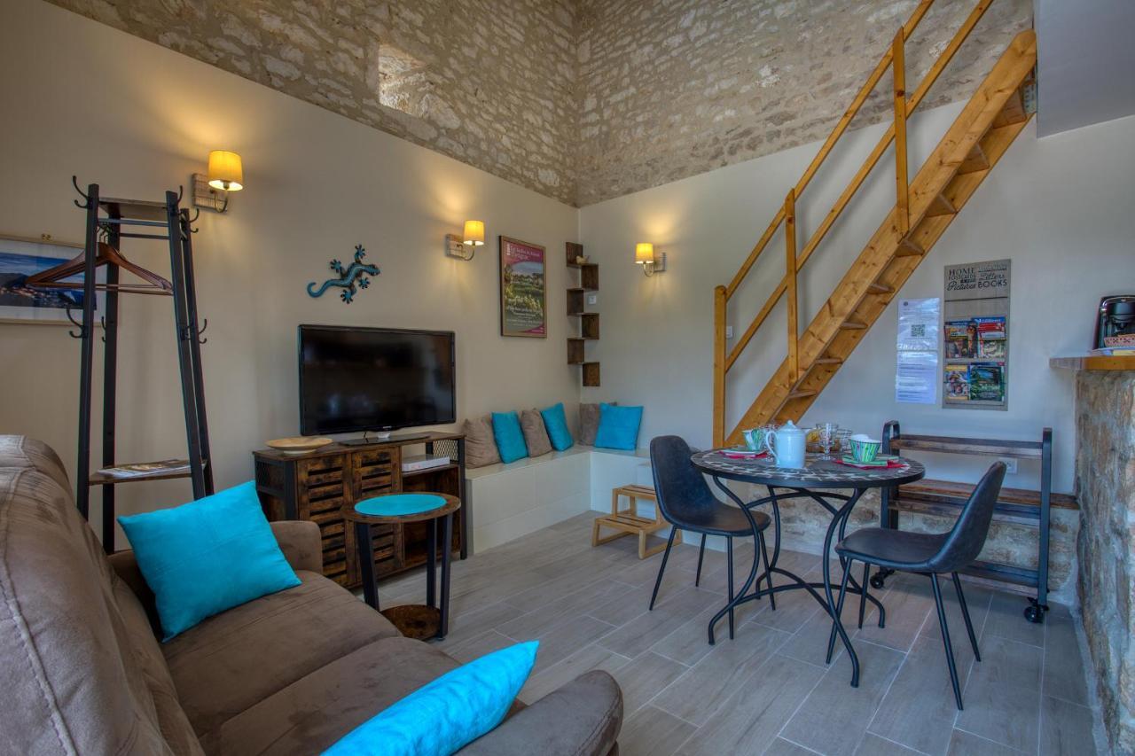 Domaine Des Pierres Blanches - Gite La Salamandre Villa Carlux Exterior photo